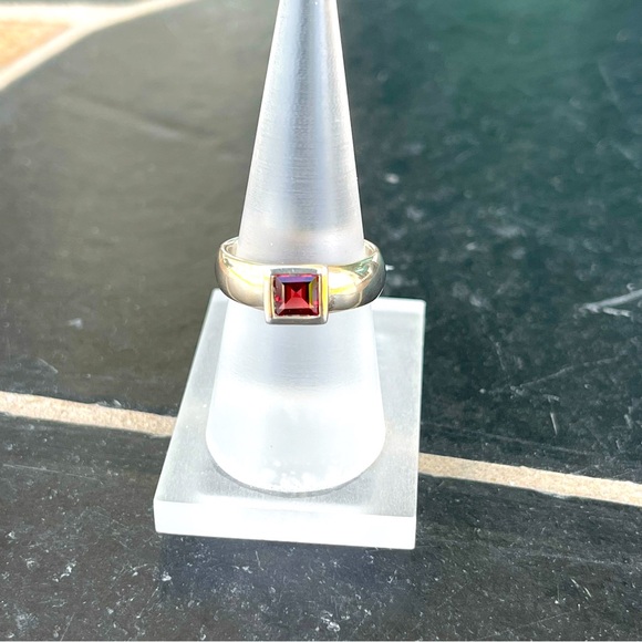 Elegant Sterling Silver 925 Ring with Garnet Gemstone Size 7 - Picture 1 of 8